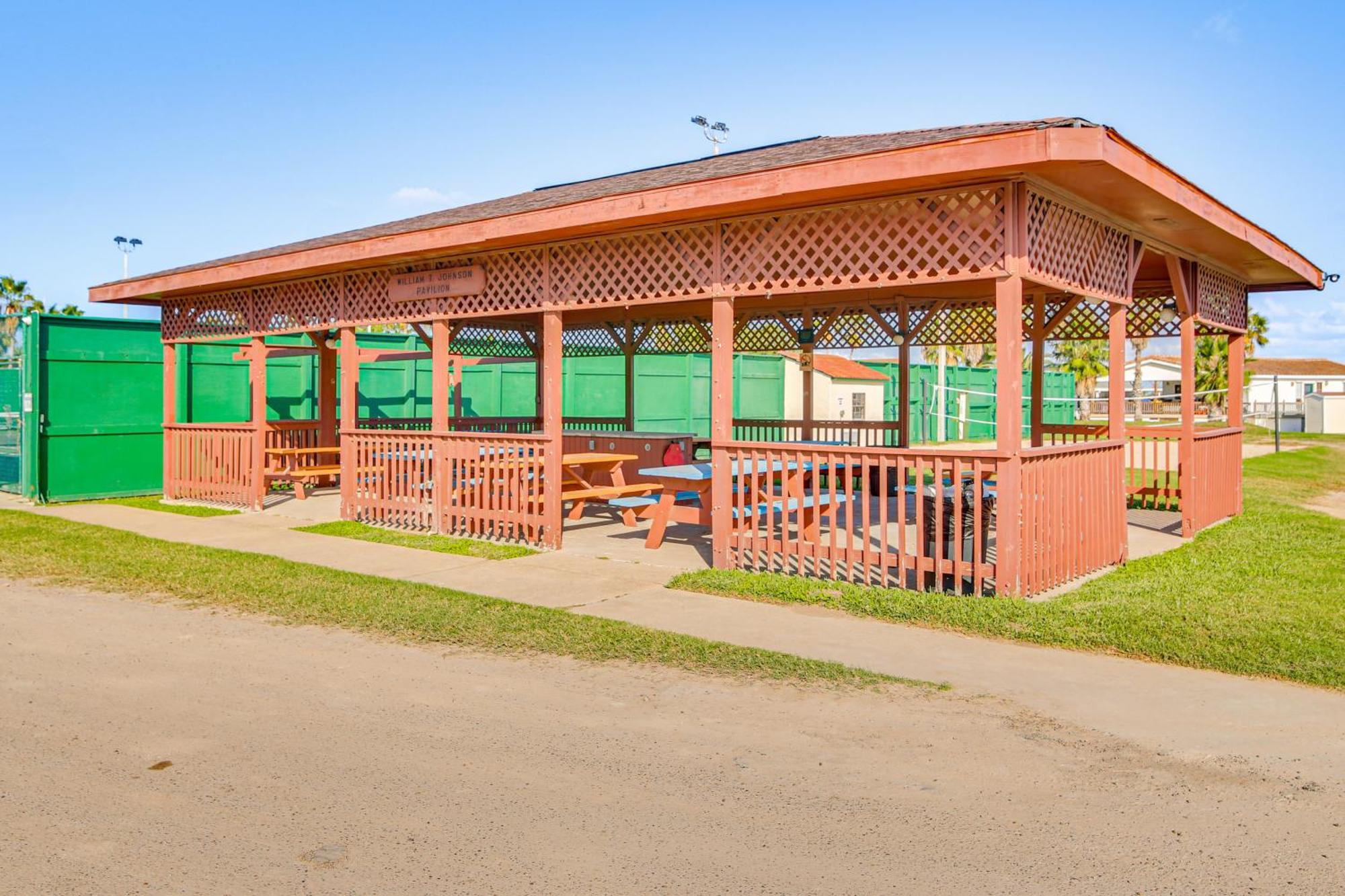 Cozy Waterfront Port Isabel Cottage With Deck! Εξωτερικό φωτογραφία